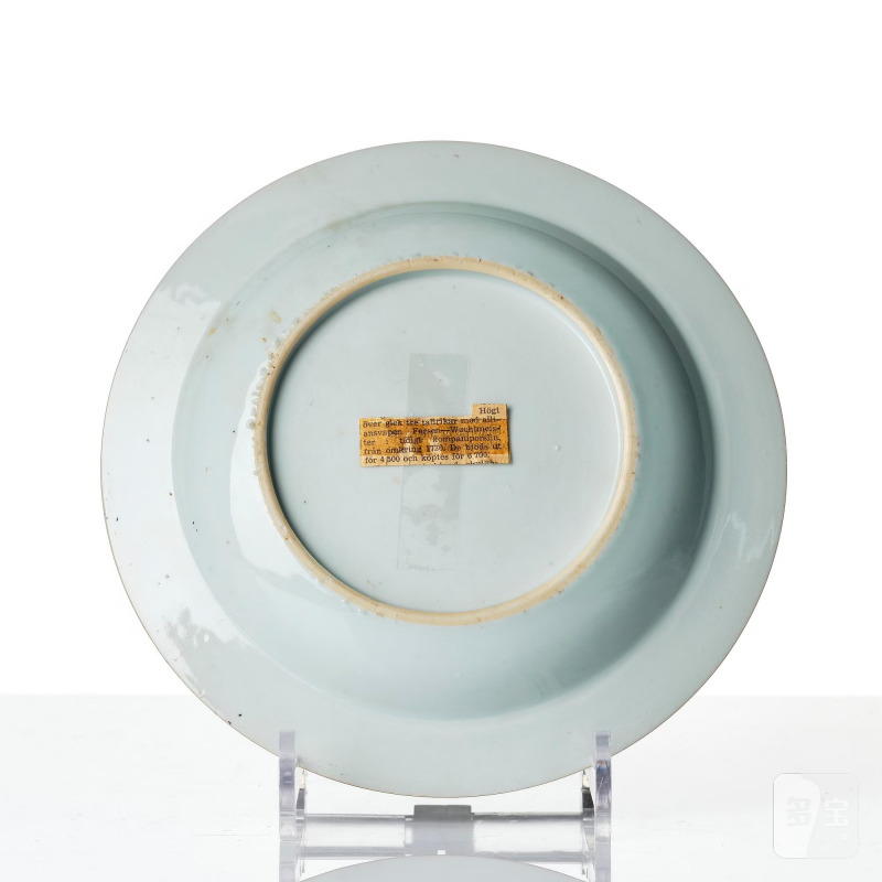A set of the three famille rose armorial dinner plates, - 图5
